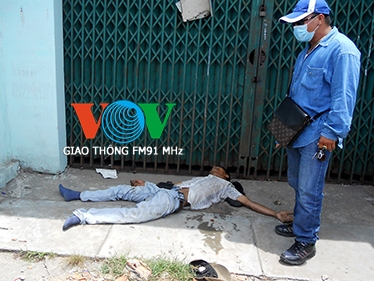 Giật vé số của thanh niên mù, tên cướp bị xe ben đâm bất tỉnh