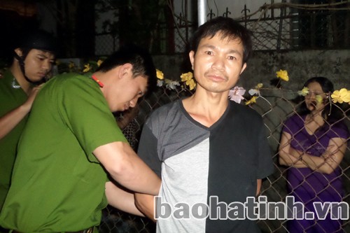 Người dân vây bắt tên trộm lúc nửa đêm