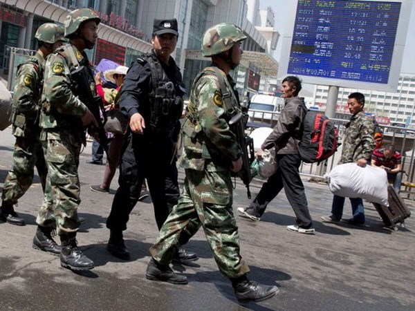 Cảnh sát vũ trang Trung Quốc tuần tra bên ngoài ga tòa hỏa Urumqi sau vụ đánh bom hôm 30/4. (Nguồn: AP)