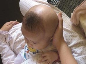 Hai bé sơ sinh bị bắt cóc bỏ mặc trên núi