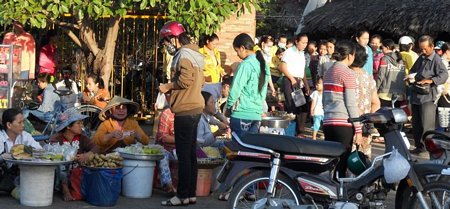 Thức ăn đường phố - tiện thì có tiện