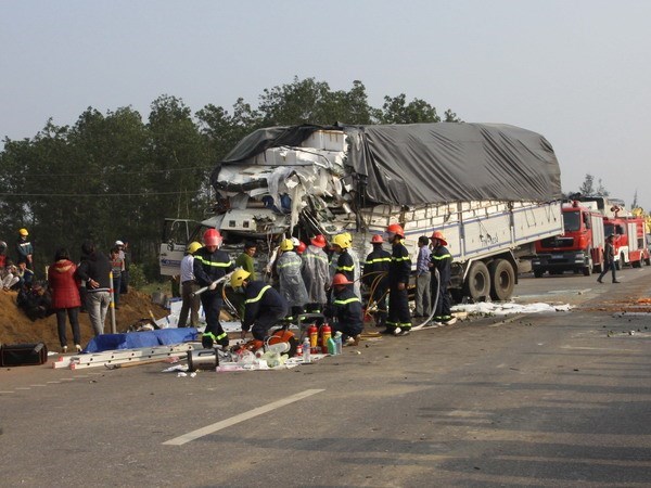 Đi mua bánh sinh nhật, 3 mẹ con bị xe tải đâm tử vong