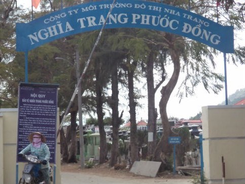 Nhắm mắt dùng nước nghĩa trang