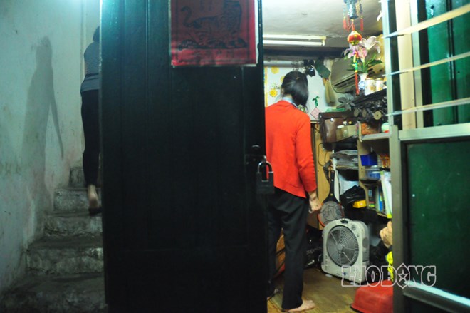 Sống chật chội dưới gầm cầu thang trong cái nắng như thiêu như đốt