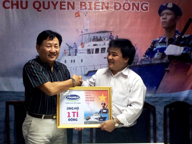 Ông Nguyễn Thanh Tú – chủ tịch công đoàn- Công ty Vinamilk trao bảng tặng ủng hộ tượng trưng dành 1 tỷ đồng cho cán bộ, chiến sĩ Cảnh sát biển Việt Nam.