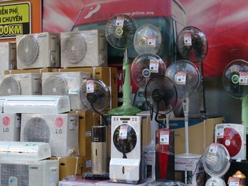 Giảm giá sốc, hàng điện lạnh vẫn ế