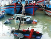 Tàu cá của ngư dân Việt Nam bị tàu lạ đâm vỡ làm đôi