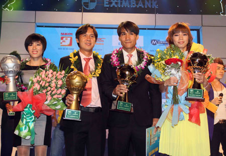 Ban tổ chức Quả bóng vàng Việt Nam quyết định tạm hủy trao giải năm 2013 sau khi lễ tổ chức gala năm ngoái bị xem là thiếu chuyên nghiệp nhất trong nhiều năm
