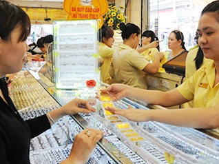 Thị trường bấn loạn, dân Việt lo giữ chặt túi tiền