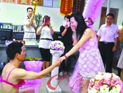 Mặc bikini 2 mảnh đến cầu hôn bạn gái