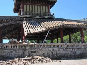 Một góc di tích Phu Văn Lâu ở Huế bị sập
