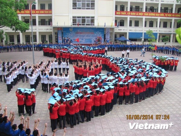 Học sinh Hà Nội xếp hình Tổ quốc, hướng về biển đảo. (Nguồn: Vietnam+)