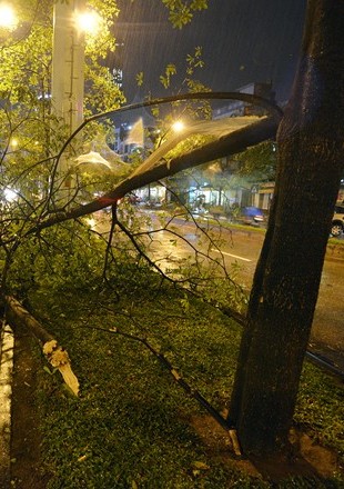 Hà Nội ngổn ngang sau trận mưa lớn cuối tuần