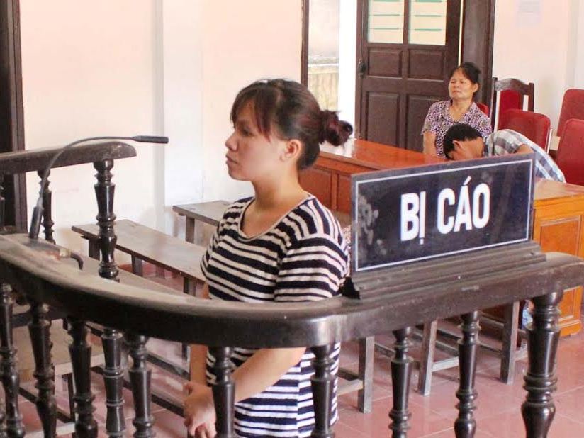 Nợ nần, nữ y tá lừa đảo 20 người