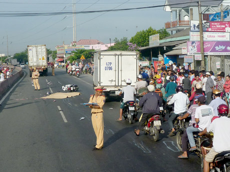 Té ngã xuống đường, 2 cô gái bị ô tô cán chết