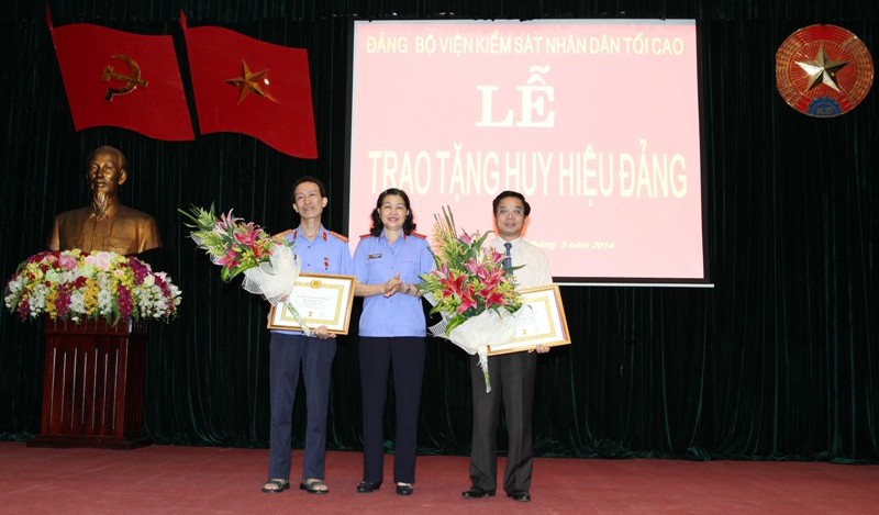  Đồng chí Nguyễn Thị Thủy Khiêm, Bí thư Đảng ủy, Phó Viện trưởng VKSNDTC trao Huy hiệu 40 năm và 30 năm tuổi Đảng cho đồng chí Hoàng Nghĩa Mai và đồng chí Phùng Văn Chiến.