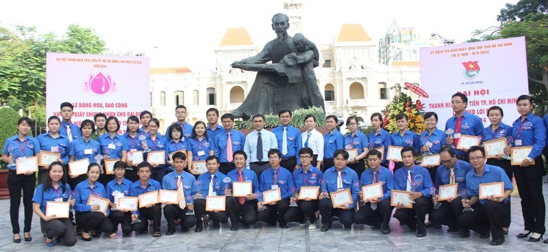  Các đại biểu thanh niên tiên tiến thành phố dâng hương, báo công bên Tượng đài Bác Hồ.