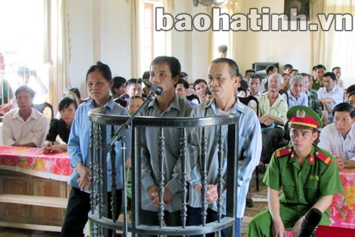 Chống người thi hành công vụ, gia đình 3 người nhận 30 tháng tù