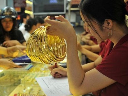 Giá vàng trong nước tiếp tục đi xuống