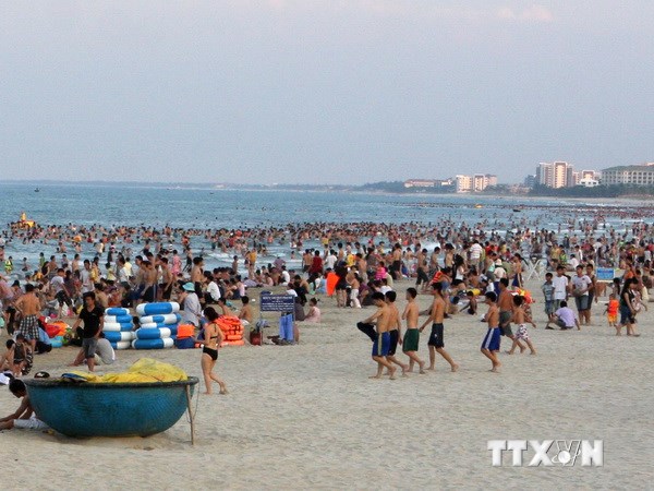 Người dân đổ xô ra biển tắm, hóng mát tại bãi biển Mỹ Khê của thành phố Đà Nẵng. (Ảnh: Trần Lê Lâm/TTXVN)