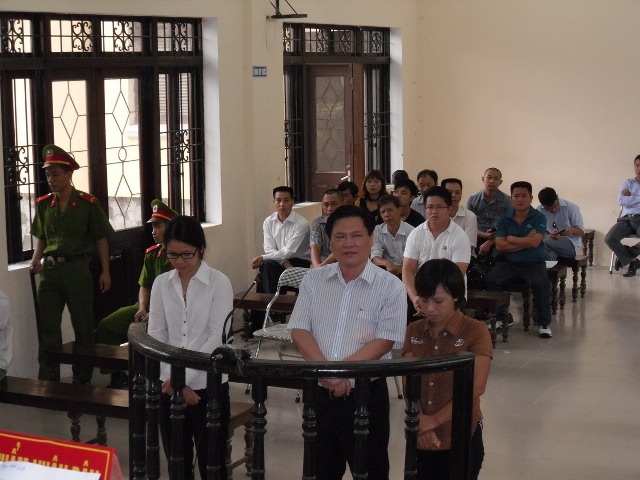Bị cáo Nguyễn Thạc Thanh (đứng giữa) tại phiên tòa
