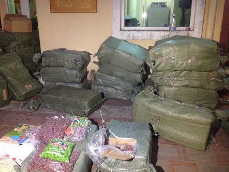 Bắt giữ 11 tấn ô mai, nho khô, bánh kẹo lậu có nguồn gốc Trung Quốc