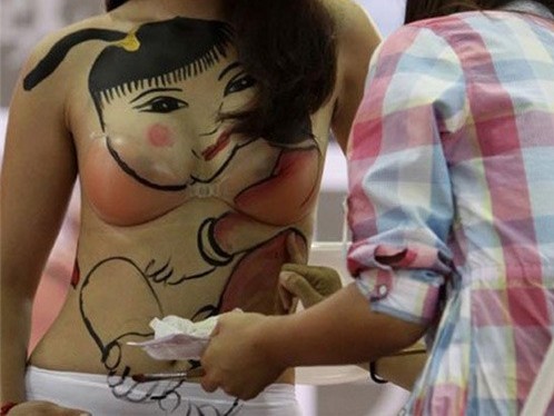 Nữ sinh cho thuê tóc, phơi da kiếm thu nhập