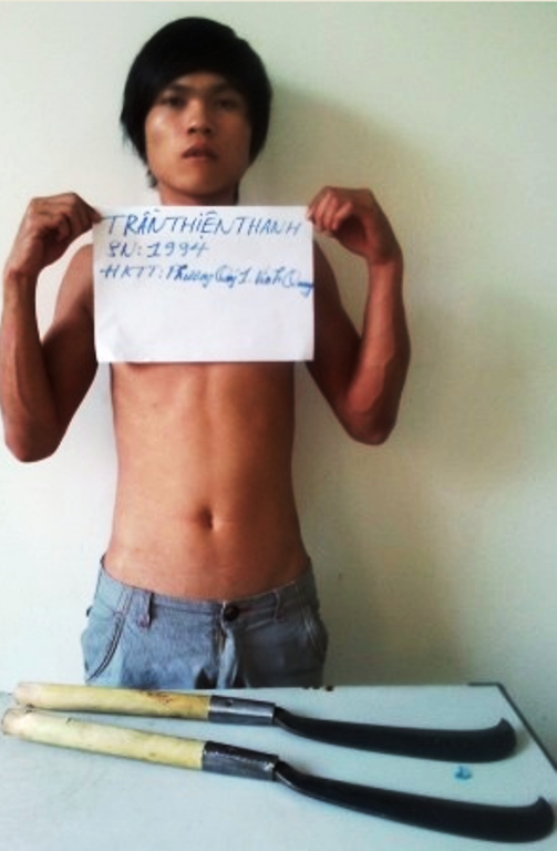 Côn đồ xông vào nhà nghỉ chém người