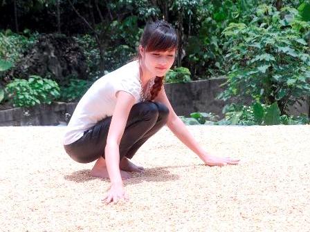 Triệu Thị Hà hứng đá vì trang điểm bự phấn đi phơi ngô