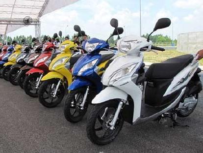 Ế quanh năm, dân buôn xe máy bán cửa hàng thoát thân