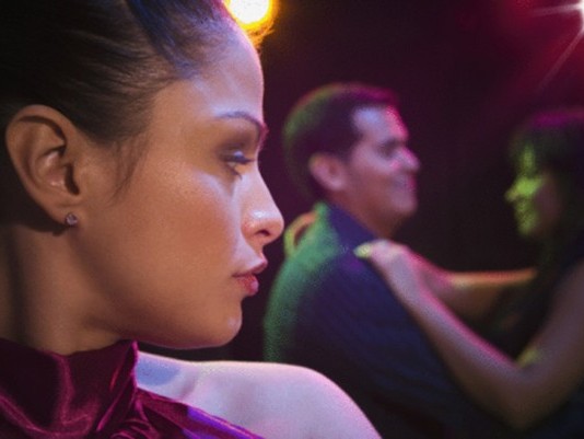 Kinh hồn bạt vía vì chiêu đánh ghen độc của vợ