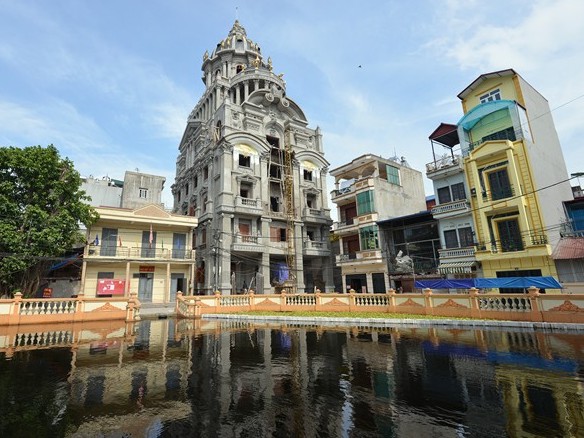 Đại gia phế liệu xây lâu đài 6 con gà vàng