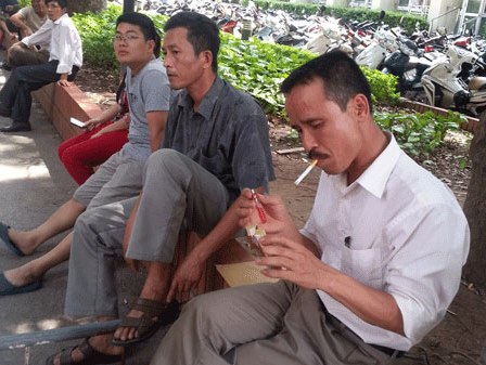 Hơn 15 học sinh nam thử hút thuốc lá trước 10 tuổi