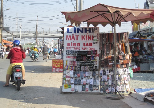 Kính dỏm bán công khai, hiểm họa khôn lường