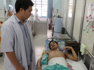 Bóc thành công khối máu tụ trong ổ nhiễm trùng như tổ ong