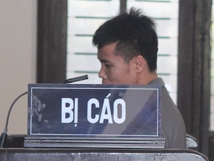 Con vừa lên xe hoa, chồng túm cổ áo vợ đâm chết