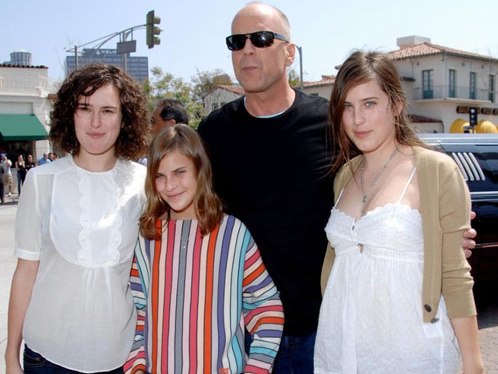 Con gái Bruce Willis ngực trần đi mua sắm