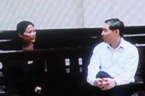 Giờ nghỉ giải lao của phiên tòa là những giây phút hiếm hoi vợ chồng Dương Chí Dũng được nói chuyện với nhau. 