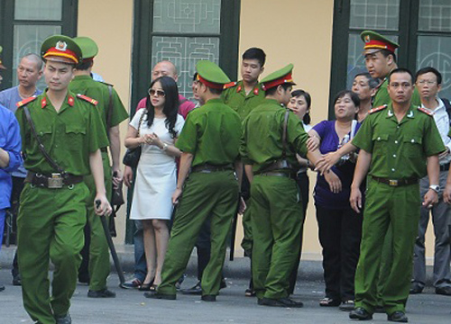 Sau khi phiên tòa kết thúc, bà Đặng Thị Ngọc Lan nhanh chóng chạy ra phía sân sau để đợi nhìn thấy chồng mình