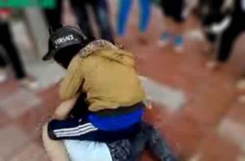 Thiếu nữ 9x quật ngã chủ quán, cướp quần áo