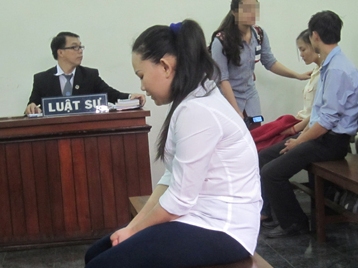 Bảo mẫu đạp chết bé 18 tháng khóc nức nở tại tòa