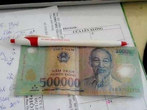 Ghép tiền rách 500 ngàn và 20 ngàn lừa đảo