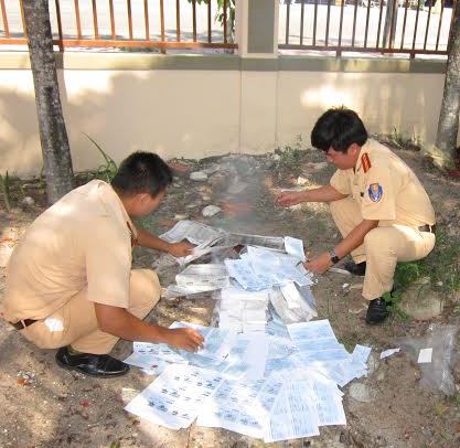 Công an Bến Cầu Tiêu hủy hồ sơ, biểu mẫu, biển số xe mô tô