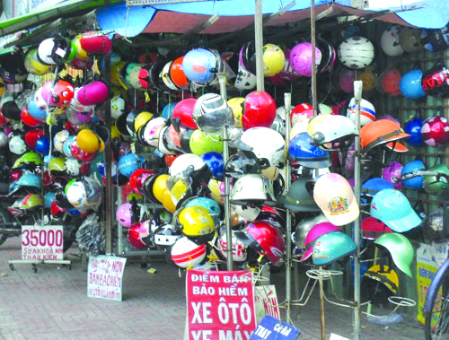 Phạt mũ bảo hiểm kém chất lượng Đừng để quýt làm, cam chịu