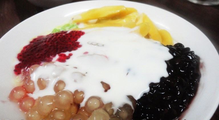 Cẩn thận với nguyên liệu trôi nổi trong sữa chua mít