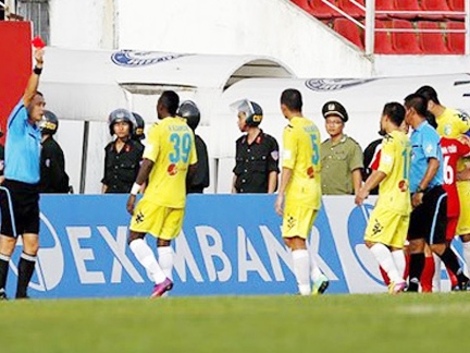 Tiền đạo Samson  Họ chơi xấu tôi trước