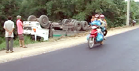 Né nhau, xe tải chỏng vó