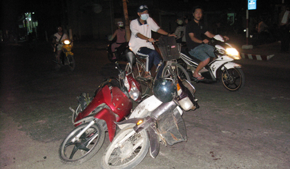 2 mô tô va chạm làm 1 phụ nữ bị chấn thương