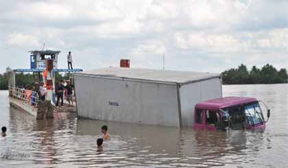 Xe tải rớt xuống sông, gây ùn tắc giao thông nhiều giờ liền