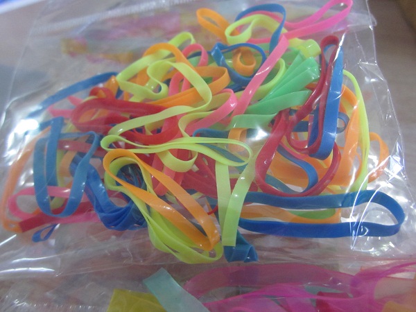 Hại tóc do dùng dây buộc giá rẻ